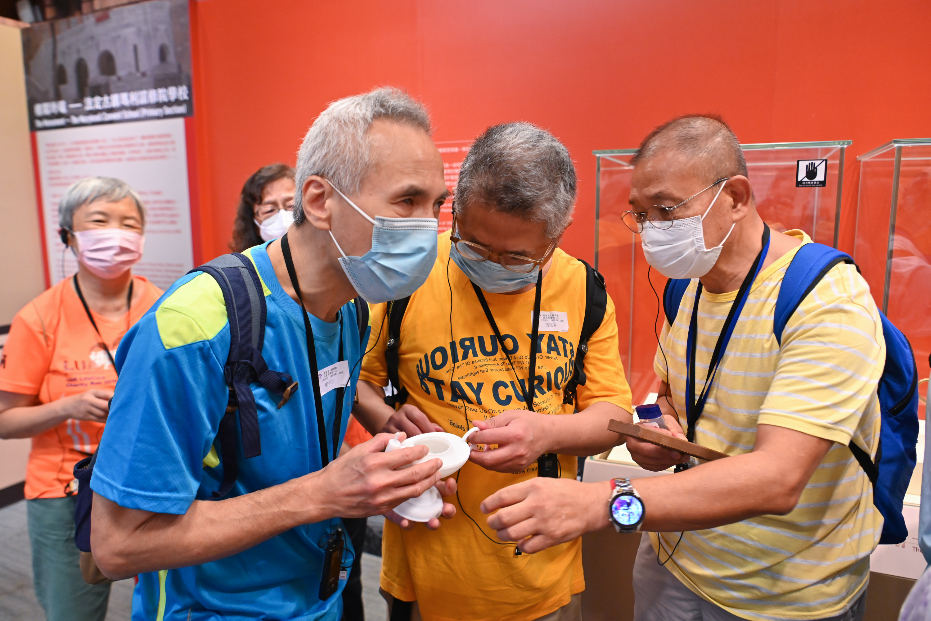 香港盲人辅导会的视障朋友，参观古迹办的「文物复现绣阁犹馨」展览及体验工作坊，触摸不同立体展品模型，享受欣赏建筑文物的乐趣。