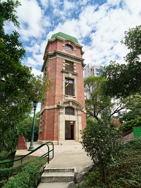 鶴咀燈塔及尖沙咀報時塔見證當年蓬勃香港海上貿易的民用導航設施