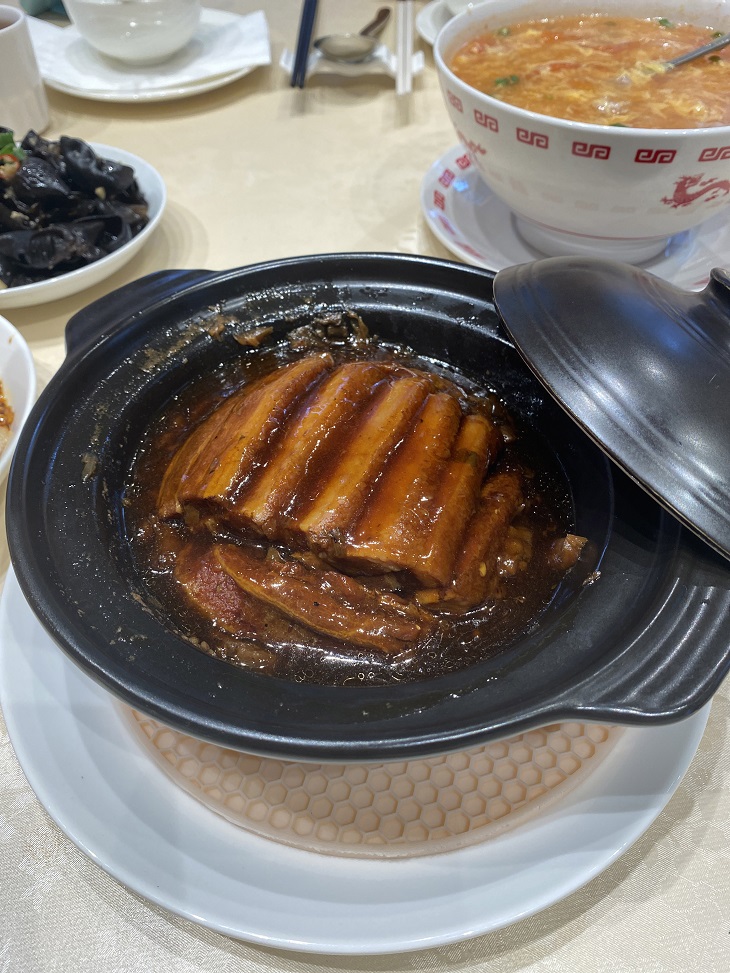 客家名菜―― 砵仔惠州梅菜扣肉饭，份量适中，并不「邪恶」！