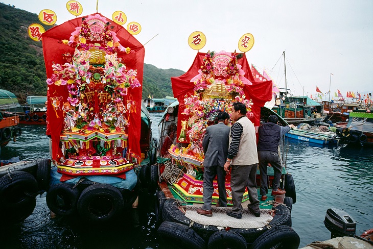 于庆祝修复工程竣工典礼当日，渔民送来花炮祝贺。