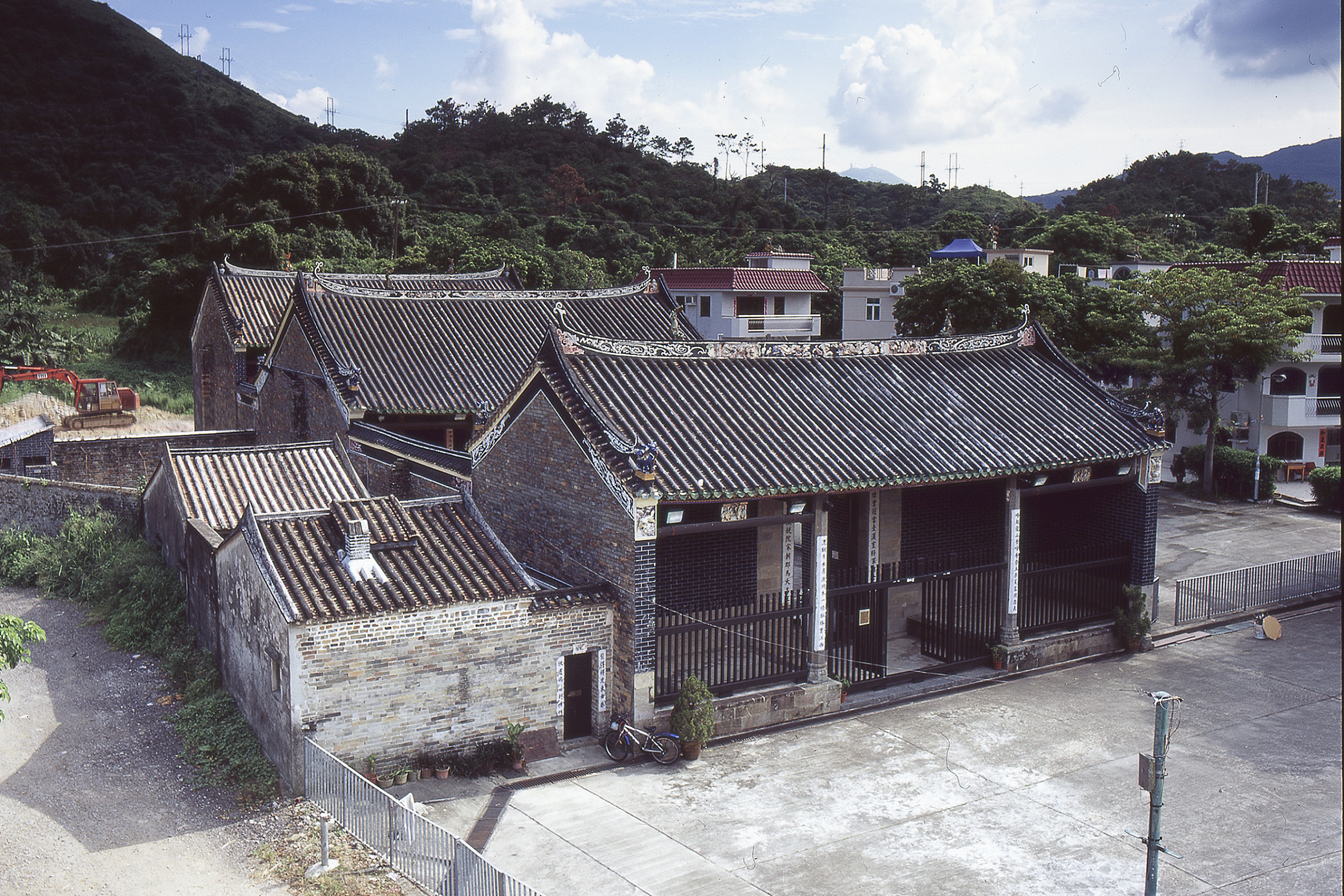 粉岭龙跃头松岭邓公祠。