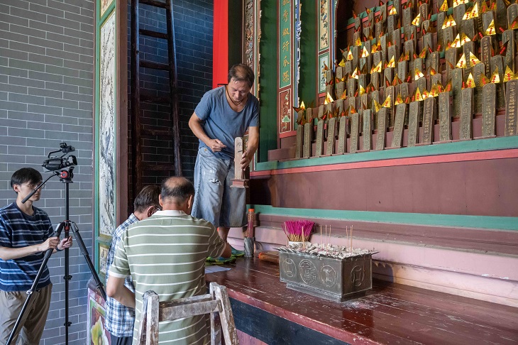 古物古迹办事处与屏山邓族携手合作，记录和修复祠堂内的神主。