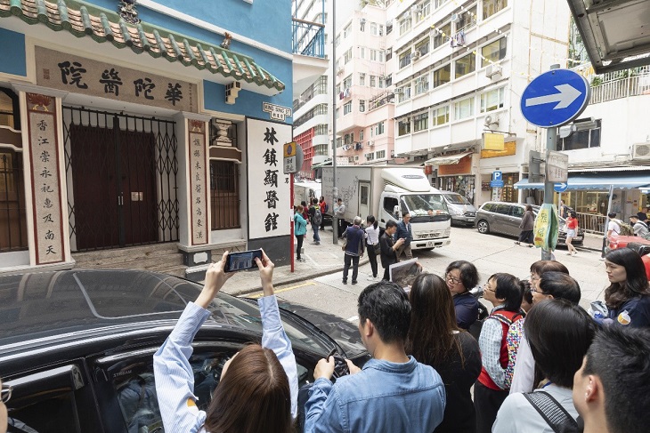 香港测量师学会的测量师化身成导赏员，向参加者介绍湾仔蓝屋的建筑特色和定期维护历史建筑的重要性。