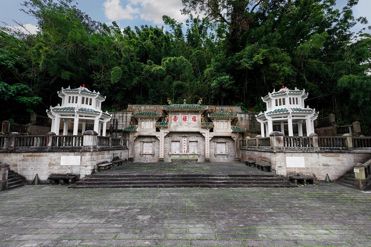 墓园以花岗岩为主要建材，布局逞弧形，与传统中式墓地布局呼应，整体设计糅合中西传统建筑元素，于2015被列为法定古迹。