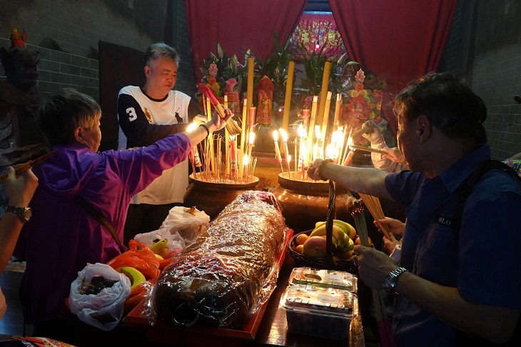 村民带备祭品到龙跃头天后宫诚心拜祭天后娘娘