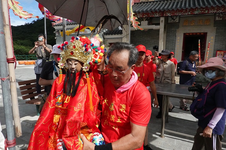 扒艇行成员从法定古迹大澳杨侯古庙请出杨侯公行身到神艇安坐，进行游涌仪式，以洁淨社区。