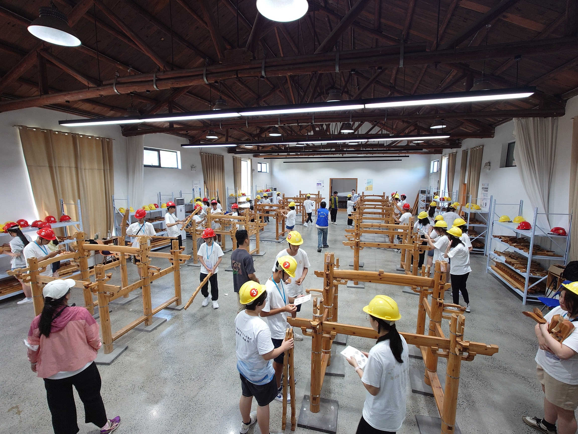 考察学员在西溪南学习榫卯搭建技巧。