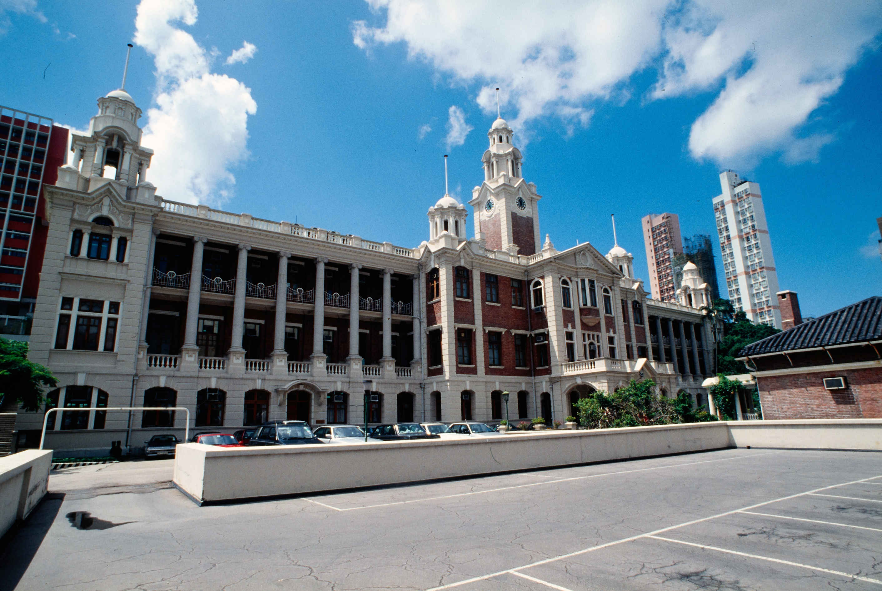 香港大学本部大楼是香港大学内历史最悠久的建筑，为纪念大学赞助人陆佑博士，大楼的大礼堂于1956年改称为「陆佑堂」。香港大学本部大楼纳入教育文物径香港段的「培育国家人才」部分。