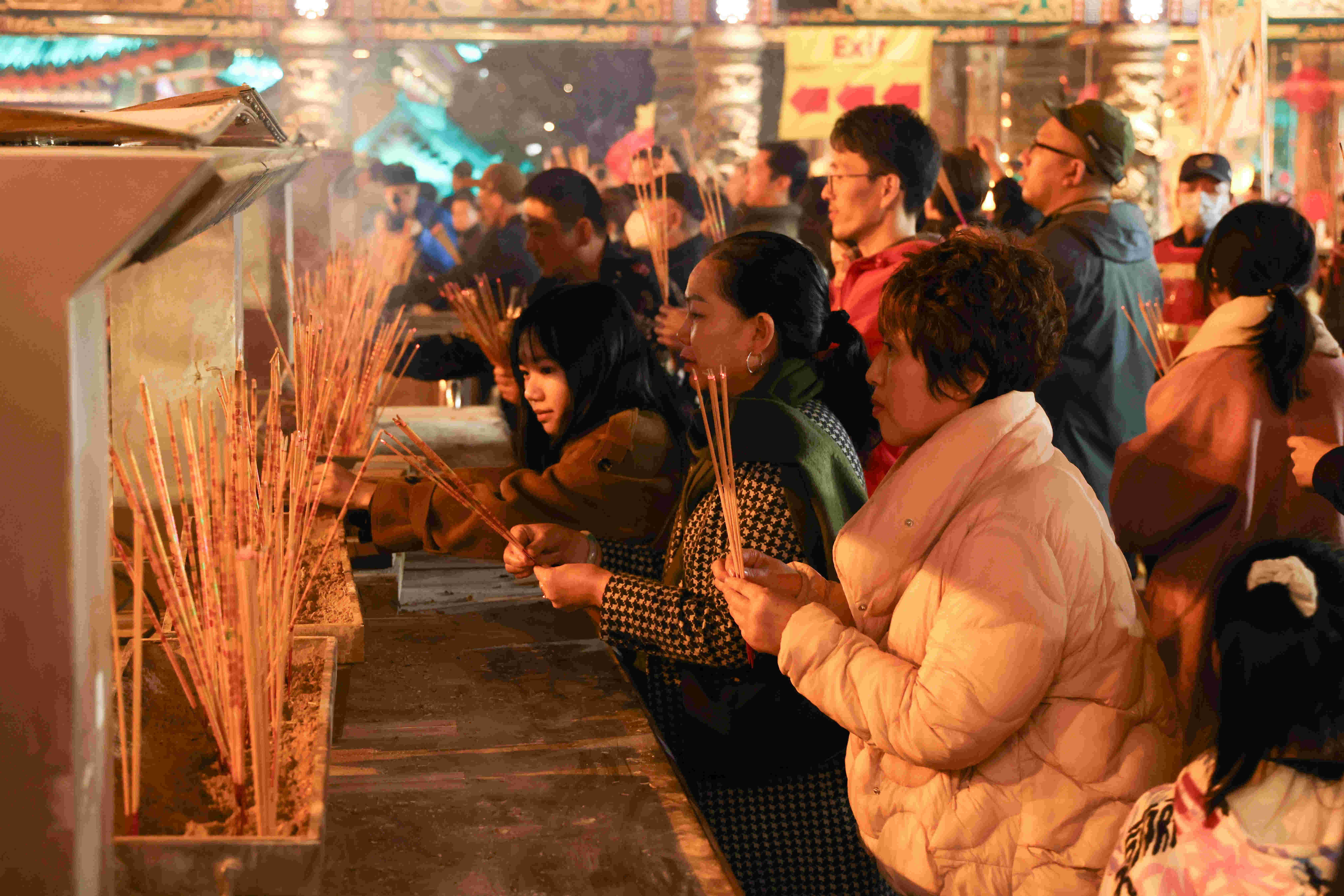 善信在黄大仙祠上头炷香，已成为香港每年新春的传统盛事。啬色园估计今年约有3万善信于年二十九晚进祠上头炷香。（图片来源：啬色园）