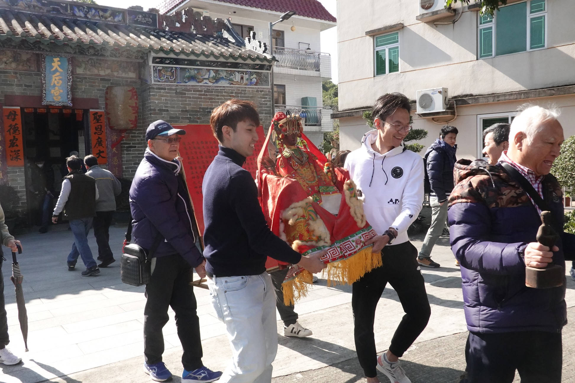 正月十二日早上，粉岭龙跃头邓族灯头从天后宫请出天后「行身」，送至松岭邓公祠。