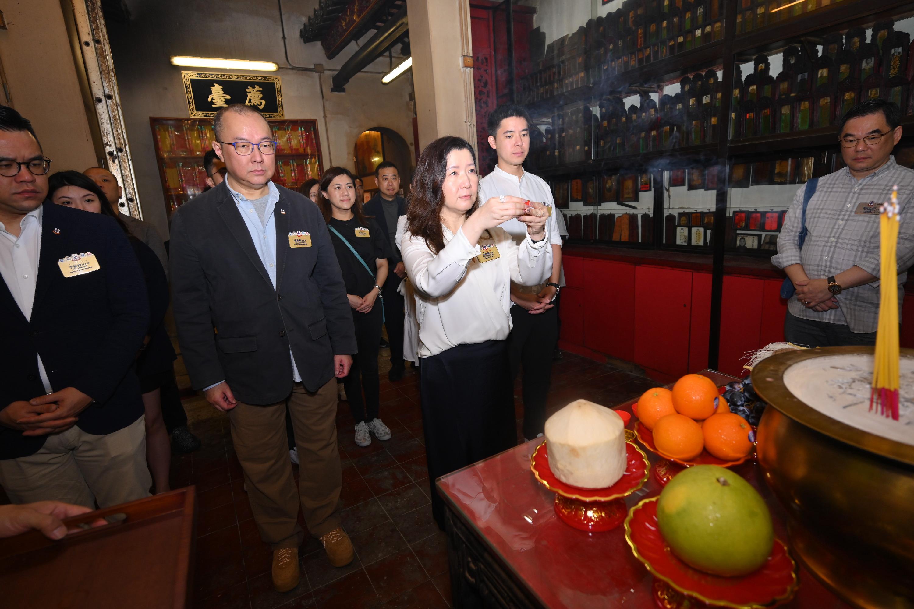 每年清明节,东华三院董事局会前往广福祠参拜,图为2024年4月4日东华三院董事参拜情况。(图片来源:东华三院)