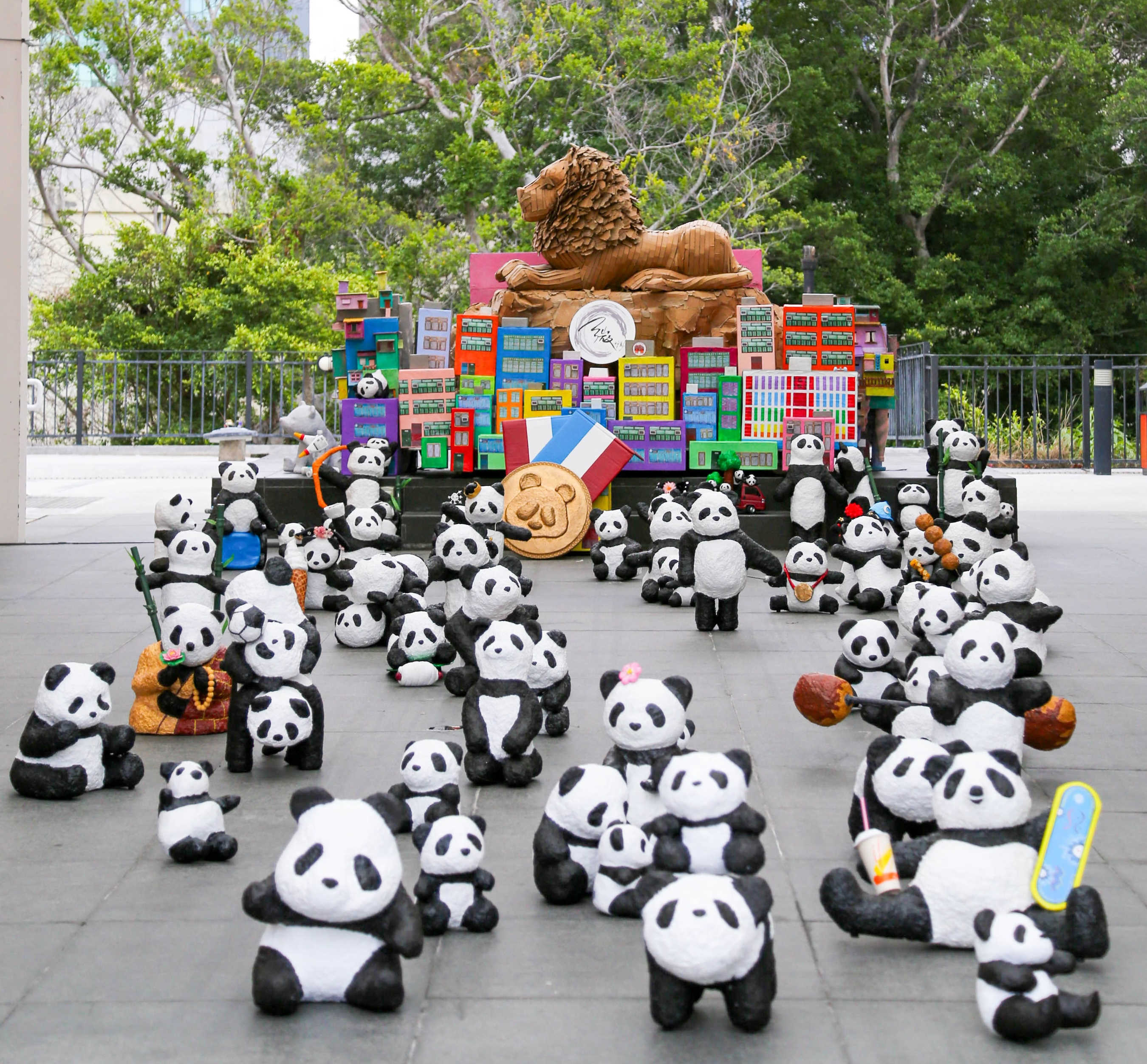 形态不同的熊猫在荔枝角饶宗颐文化馆与大家见面。(图片来源:饶宗颐文化馆)