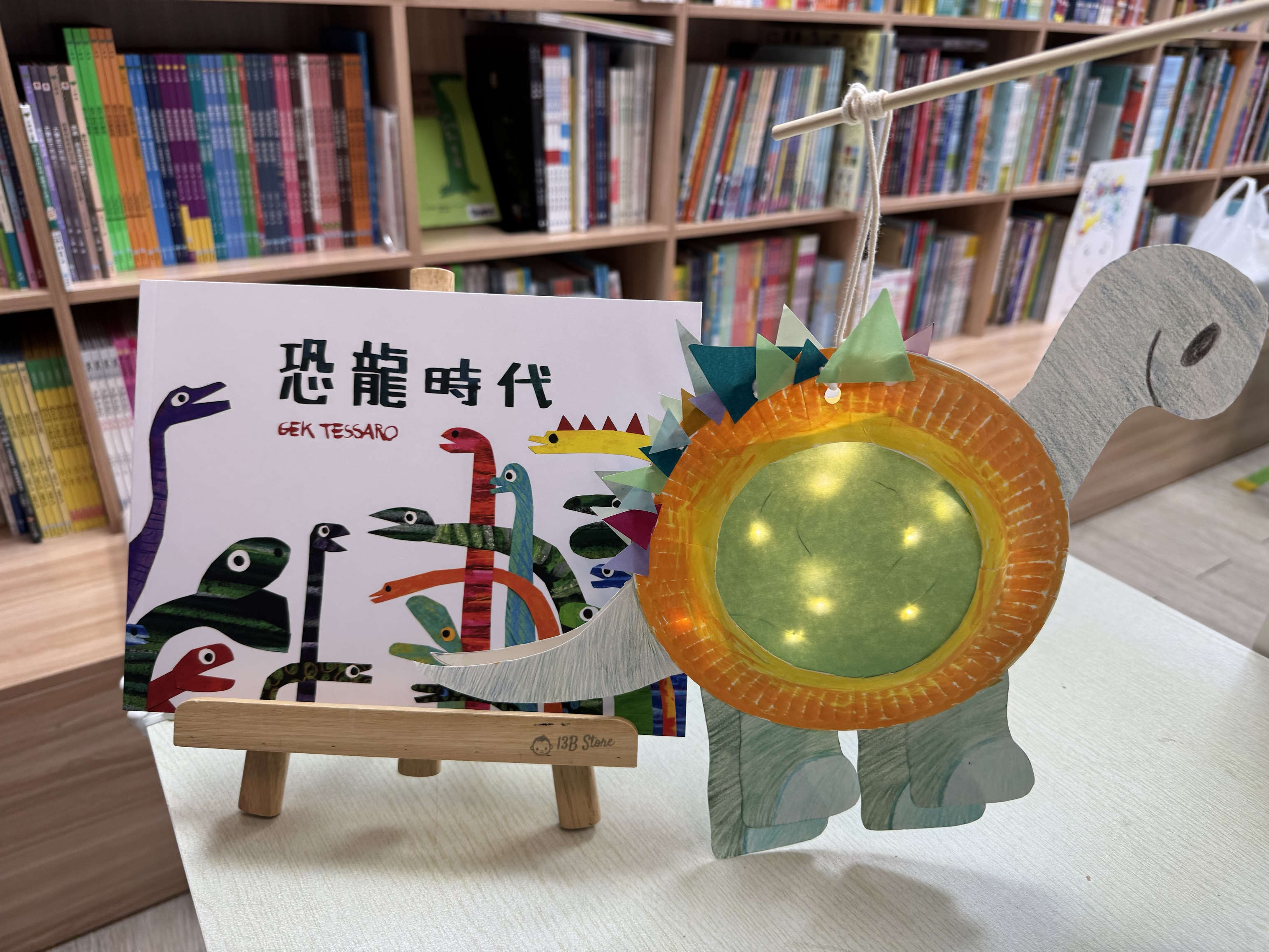 爱恐龙又爱艺术学艺术创作的小朋友们,便不要错过《纸想无限∞本地原创绘本展》市集!(图片来源:YHA美荷楼青年旅舍)